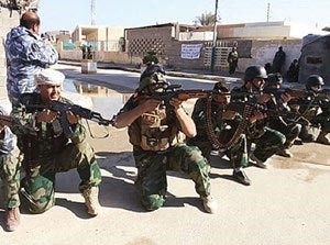 جنود عراقيون يتمركزون في احد شوارع الرمادي خلال تنفيذ العملية العسكرية امس افپ