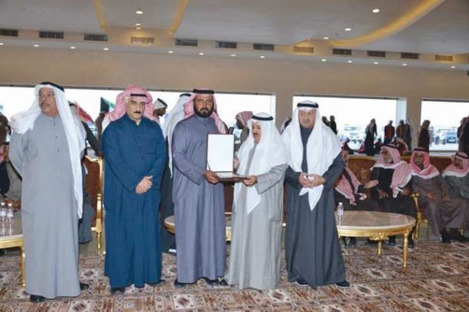 تسليم احدى الجوائز