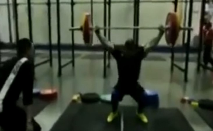 بالفيديو.. شاهد لحظة إصابة رباع أميركي بشلل سفلي بعد فشله برفع عارضة الأثقال