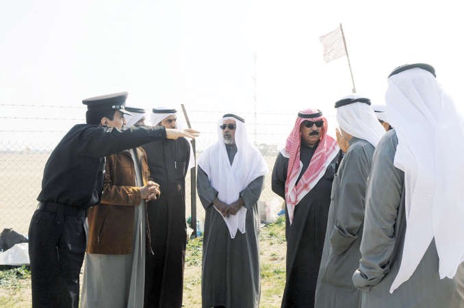 المشاركون في الجولة خلال تفقد الموقع