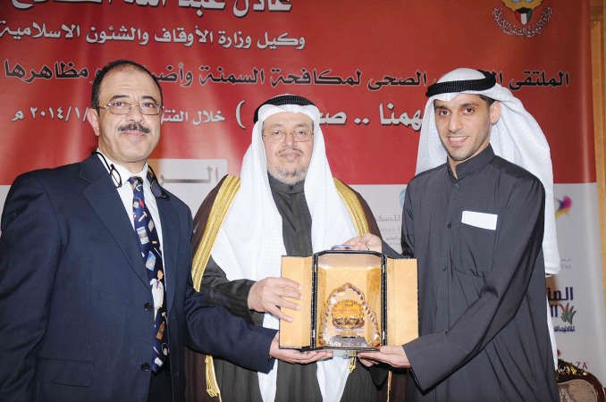 الفلاح يتلقى درعا تكريمية من اسامة الكندري