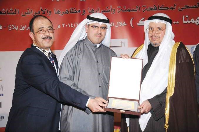 درع الانباء يتسلمها الزميل عبدالكريم العبدالله