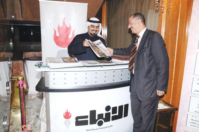 الزميل محمد المسباح مستقبلا رواد الملتقى في جناح الانباء