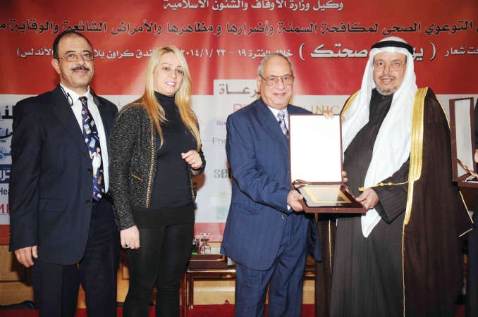تكريم احد المشاركين