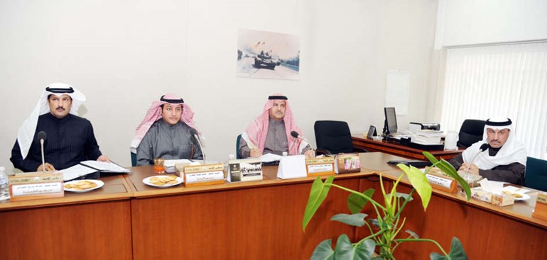 محمد طنا وسلطان الشمري وعسكر العنزي وعبدالله العدواني خلال اجتماع لجنة الداخلية والدفاع