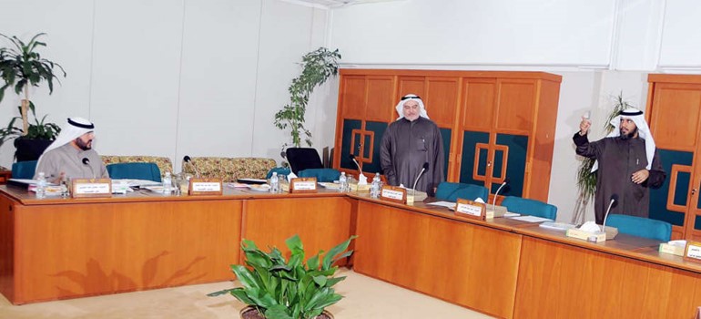 د حسين قويعان وخليل الصالح وسعدون حماد في اللجنة الصحية