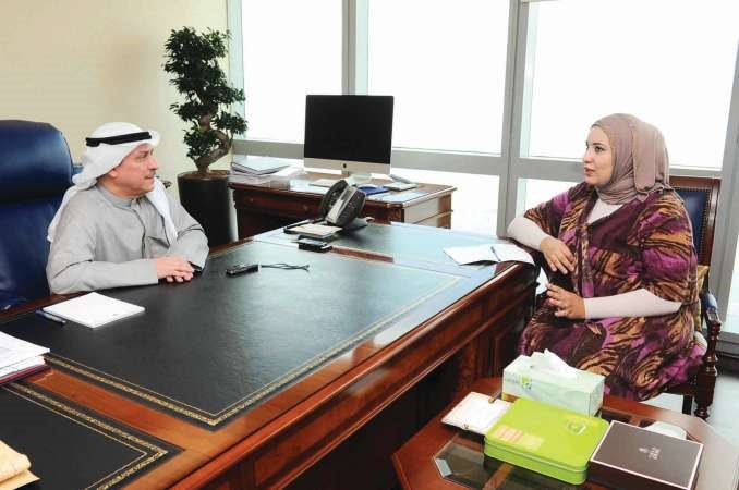 دحبيب ابل متحدثا للزميلة الاء خليفة اسامة ابوعطية