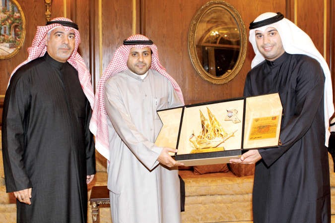 النائب محمد الجبري يتسلم درعا من علي المذن