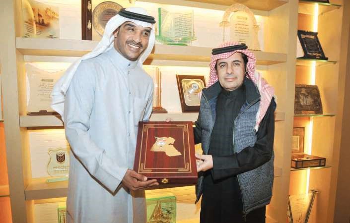 خالد الشمري يقدم درعا تذكارية لسعود الشلاحي﻿