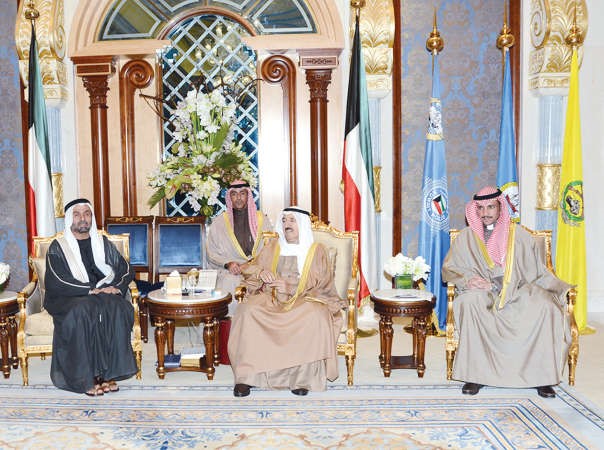 صاحب السمو الامير الشيخ صباح الاحمد مستقبلا مرزوق الغانم واحمد الجروان 