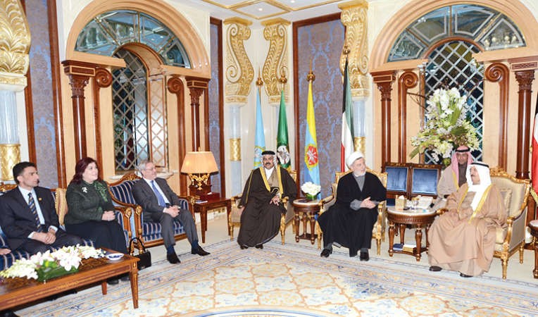 صاحب السمو الامير الشيخ صباح الاحمد مستقبلا عددا من النواب العراقيين