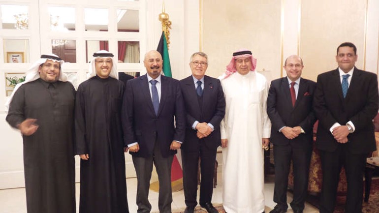  الشيخ د محمد الصباح مع عدد من المشاركين في المنتدى الصينيالاميركي الخامس 