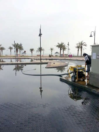 جانب من عملية سحب مياه الامطار