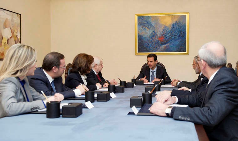 الرئيس السوري بشار الاسد مستقبلا وفد النظام المشارك في جنيف 2 قبل توجهه الى سويسرا رويترز 