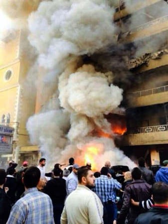 النيران تتصاعد من احد المباني عقب التفجير الانتحاريمحمود الطويل