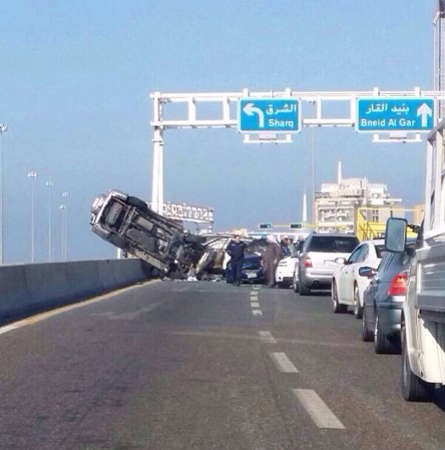  المركبة كادت تهوي من اعلى الجسر 