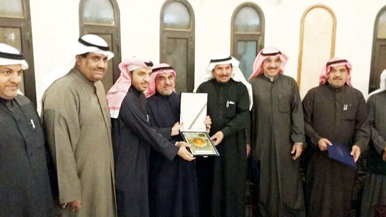 تبادل الدروع التذكارية بين كرم وفاضل 