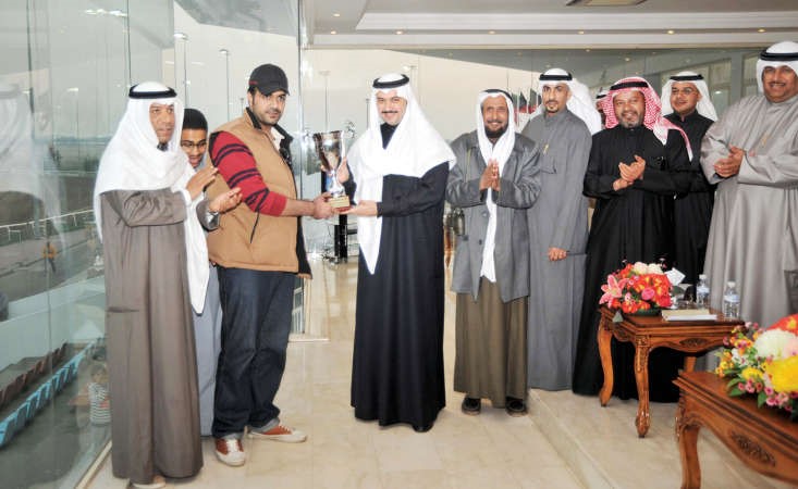 الشيخ مبارك العبد الله يسلم عمداء اسطبل الابرق الكاس 