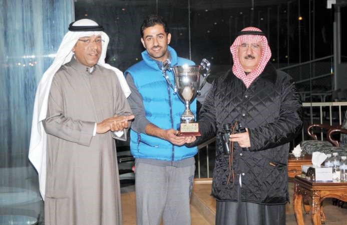 عبدالله فيروز يسلم الكاس للفائز 