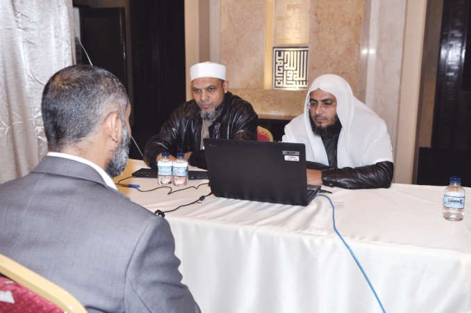موظف مشارك اثناء تادية الاختبارات