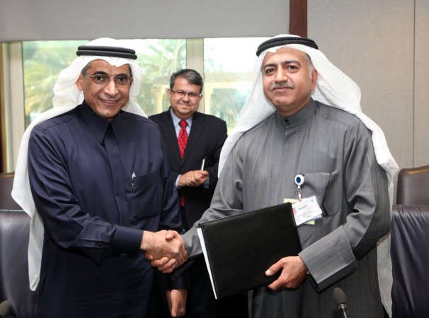 جانب من توقيع العقد بين نفط الكويت ومجموعة الخريف السعودية ﻿