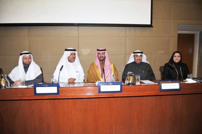 الامير دبندر سلمان بن محمد ال سعود متوسطا المتحدثين في الندوة 	هاني عبدالله﻿
