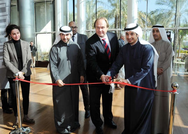 السفير الالماني اويجن فولفارت والوكيل المساعد في وزارة الشباب عبدالرحمن المطيري ومدير عام المعرض اسامة بستكي يقصون شريط الافتتاح