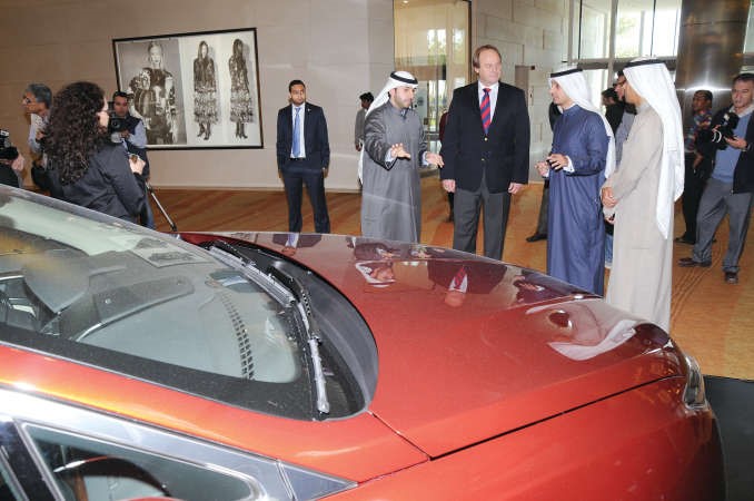 اسامة بستكي يقدم شرحا تفصيليا عن احدى السيارات المشاركة
