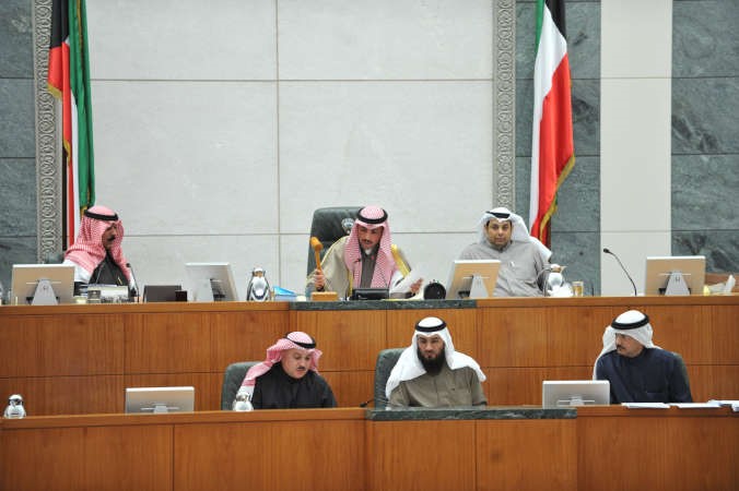 رئيس مجلس الامة مرزوق الغانم ونائب رئيس مجلس الوزراء ووزير الداخلية الشيخ محمد الخالد وامين السر يعقوب الصانع على المنصة وتبدو الامانة العامة	متين غوزال
﻿