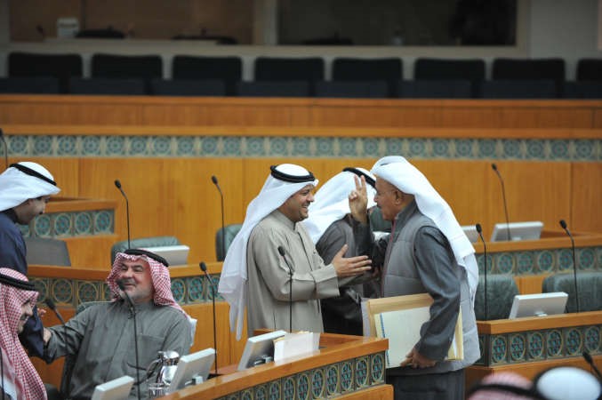 فيصل الكندري متحدثا الى نبيل الفضل ويبدو صالح عاشور﻿