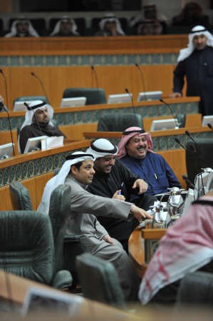 ابتسامة بين خلف دميثير والشيخ محمد العبدالله ويعقوب الصانع﻿