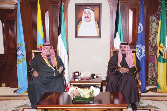 سمو ولي العهد الشيخ نواف الاحمد مستقبلا سمو الشيخ ناصر المحمد﻿