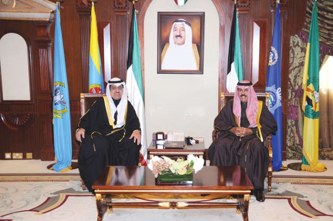 سمو ولي العهد خلال لقائه نائب رئيس مجلس الامة﻿