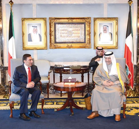 سمو رئيس الوزراء الشيخ جابر المبارك مستقبلا رئيس مجلس النواب الاردني﻿