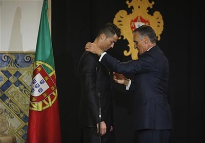 بالفيديو.. الرئيس البرتغالى يمنح "رونالدو" وسام الضابط الأعظم 