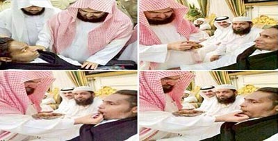 بالصور.. الشيخ السديس يمازح داعية سعودي خلال العزاء ويضع التمر بفمه