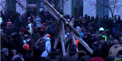 بالفيديو.. متظاهرو أوكرانيا يستخدمون منجنيقاً عملاقاً لمواجهة الشرطة!
