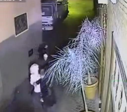 بالفيديو .. سرقة حقيبة سيدة باستخدام الساطور في المغرب