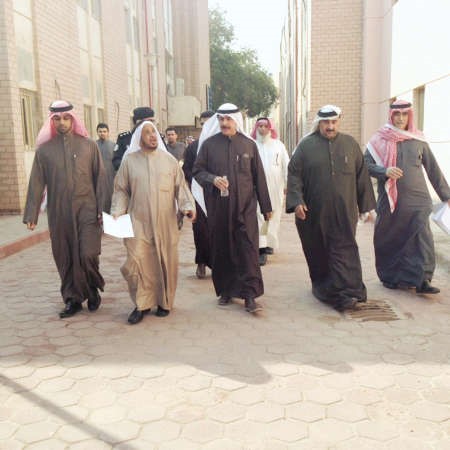 م احمد الصبيح وم فهد الفهد وعدد من مسؤولي بلدية حولي خلال الجولة﻿