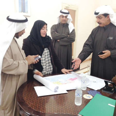 م احمد الصبيح يستمع الى شرح حول الية العمل من احدى الموظفات﻿