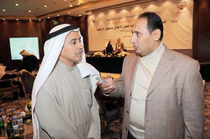 المستشار عادل العيسى متحدثا الى الزميل اسامة ابوالسعوداسامة ابوعطية