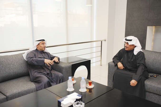 السفير منصور العتيبي ونائب رئيس التحرير الزميل عدنان الراشد 