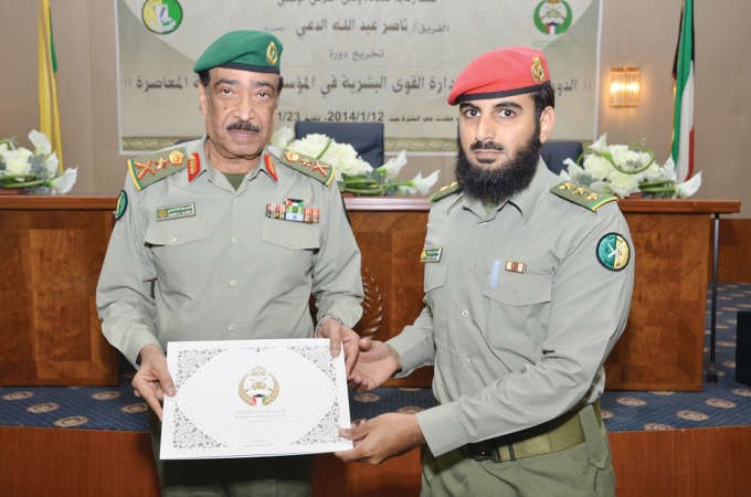 احد خريجي الدورة يتسلم شهادته
