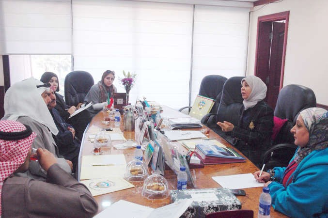  مريم الوتيد وفريق القناة التربوية خلال الاجتماع ﻿