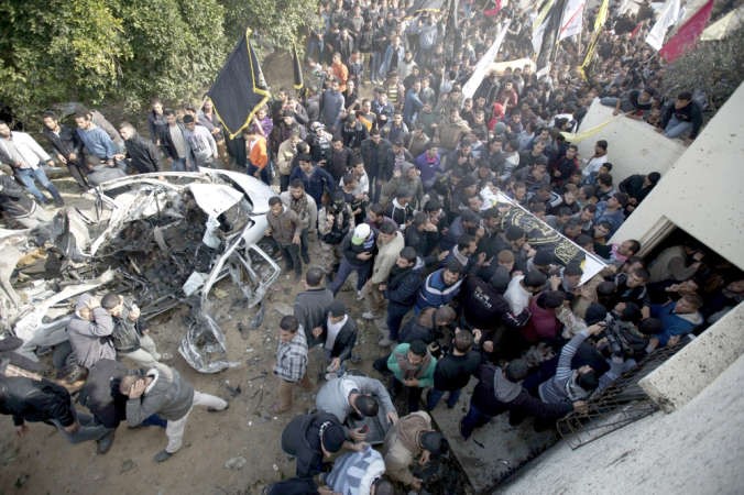 فلسطينيون يشيعون مسؤولا في الجهاد الاسلامي قضى بغارة اسرائيلية على سيارته في بيت حانون امس رويترز