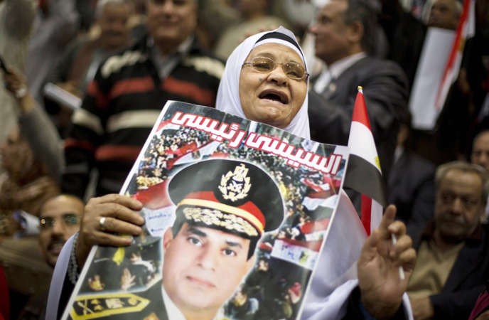 مصرية مسنة ترفع صورةلوزير الدفاع الفريق اول عبد الفتاح السيسي خلال تظاهرة مؤيدة لترشحه للرئاسة بالقاهرة امس الاول اپ 