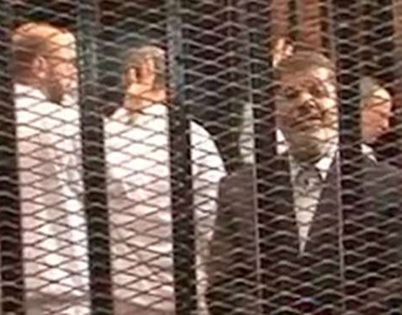 مرسي وقيادات «الإخوان» يحضرون جلسة «اقتحام السجون» في قفص زجاجي عازل للصوت