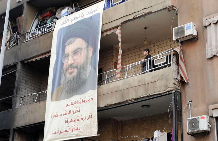 صورة لامين عام حزب الله السيد حسن نصرالله رفعت في مكان تفجير الضاحية امس محمود الطويل