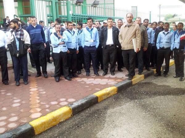 جانب من العمال خلال الاضراب ﻿