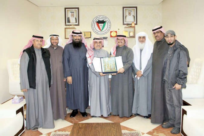 اسماعيل كرم يهدي النائب السابق شايع الشايع درعا تذكارية
